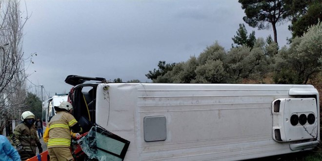 Kemalpaşa Belediyesi'nin servis aracı kaza yaptı: 4 yaralı