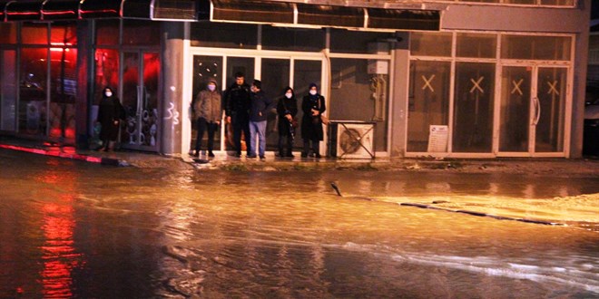 Manisa'da sağanak yağış cadde ve sokakları göle çevirdi