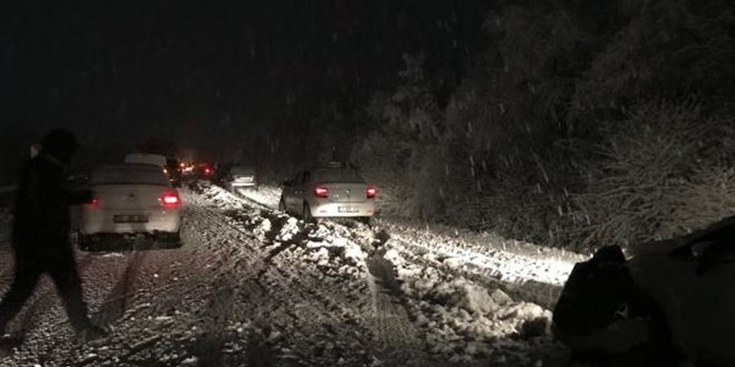 Sivas-Tokat kara yolu kar ya dolaysyla trafie kapand