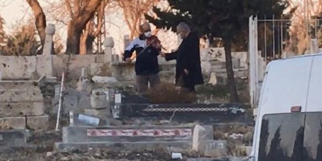 Grenler akna dnd... Mezar banda keman aldrd