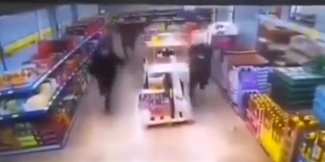 �ndirimli �r�n� alabilmek i�in reyonlar�n �zerinden atlad�