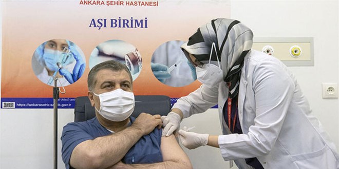 Bakan Koca aşı oldu, konuşmasına Çin'ce dublaj yapıldı