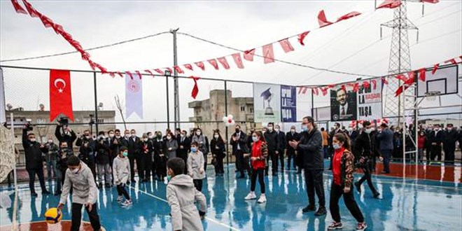 Bakan Kasapoğlu, Siirtli çocuklarla 'Lastikpark' spor sahasında voleybol oynadı