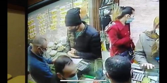 İkinci kez sahte altın bozdurmaya gelen şüpheliyi kepengi kapatarak yakaladı