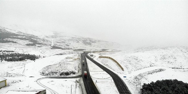 Sivas-Erzincan kara yolunda kar yağışı ve buzlanma