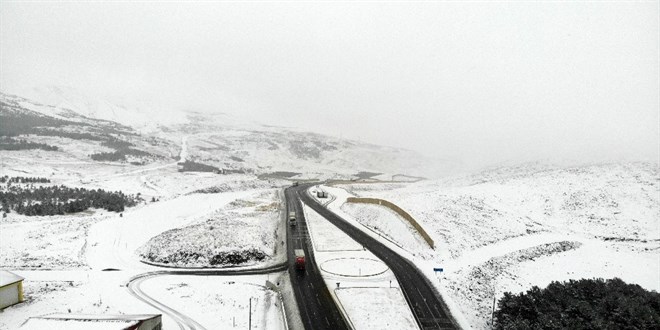 Sivas-Erzincan kara yolunda kar ya ve buzlanma