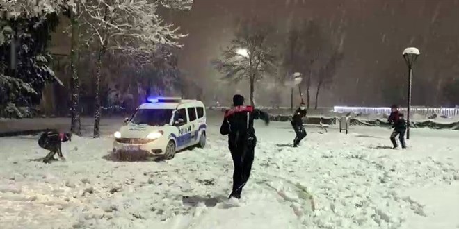 Sakarya'da polis ekipleri gönüllerince karın keyfini çıkardı