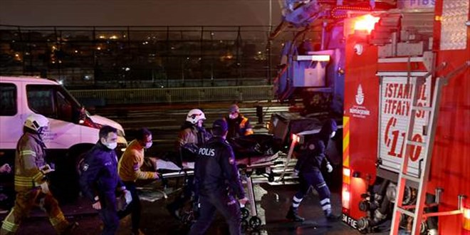 Oto kurtarıcı aracı, yol bakım kamyonuna çarptı: 2 ölü