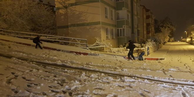 Kar yağışını gören kısıtlamayı bırakıp sokaklara indi