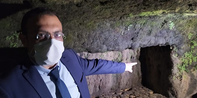 Sular çekildi, kaya mezarları ortaya çıktı