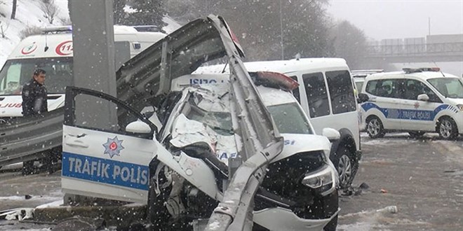 Sivil polis aracı, trafik polisi aracına arkadan çarptı: 3 polis yaralı
