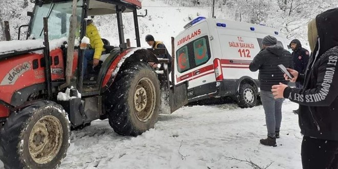 Kanala düşen ambulans traktörle kurtarıldı