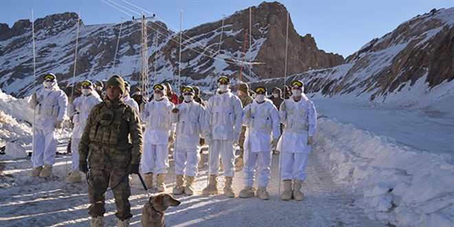 Mehmetçik, Hakkari'de çığ eğitimi yaptı