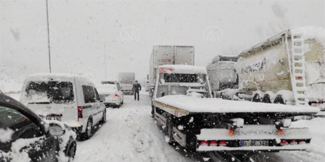 Yoğun kar nedeniyle Anadolu Otoyolu'nda ulaşım aksadı