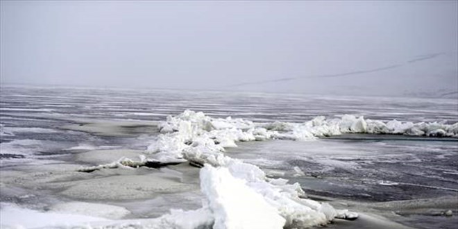 Çıldır Gölü'nü kaplayan buz tabakası kısmen eriyip parçalandı