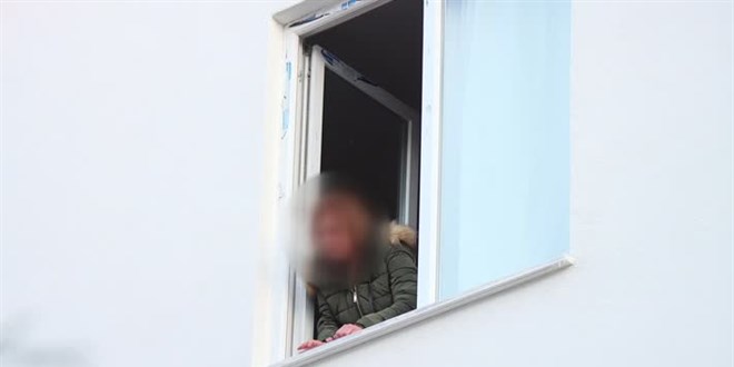 Ev arkadaşı tarafından kilitlendiği evde mahsur kalan kadını itfaiye kurtardı