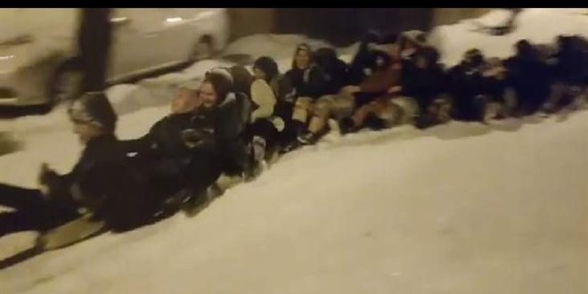 Bursa'da kar çılgınlığı...45 kadın aynı anda böyle kaydı