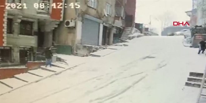 Kay�p d��en ki�iye otomobil �arpt�; feci kaza kamerada