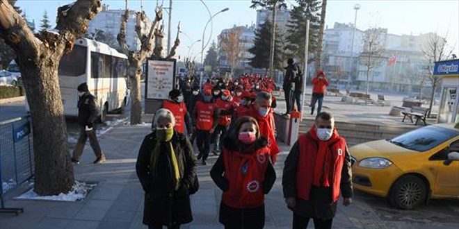 Sendikaya üye oldukları için işten çıkarılan işçiler yürüyüş yaptı