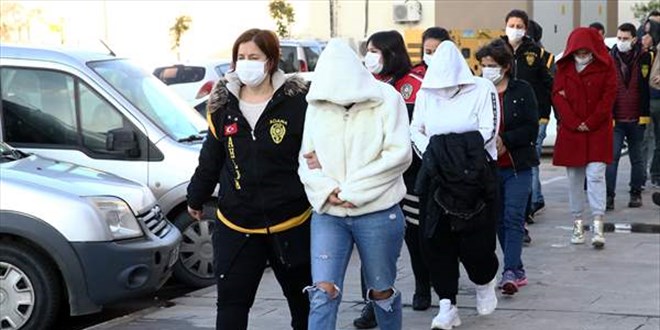 Adana'da fuhuş operasyonunda yakalanan 14 zanlıdan 6'sı tutuklandı