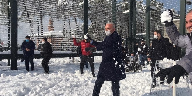 Gençlerin isteğini kırmayan belediye başkanı kartopu savaşında