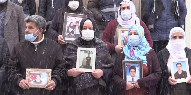 Diyarbakr annelerinin evlat nbeti youn kar ya altnda devam ediyor