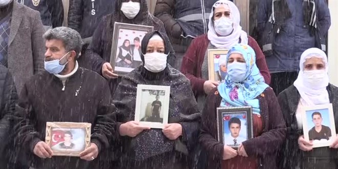 Diyarbakır annelerinin evlat nöbeti yoğun kar yağışı altında devam ediyor