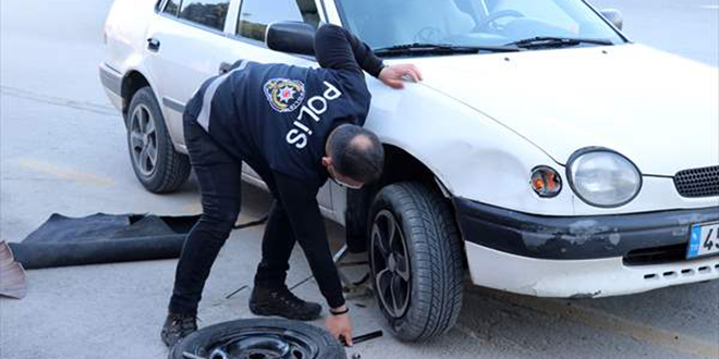 Otomobilinin lastiği patlayan kadın sürücünün yardımına polis koştu