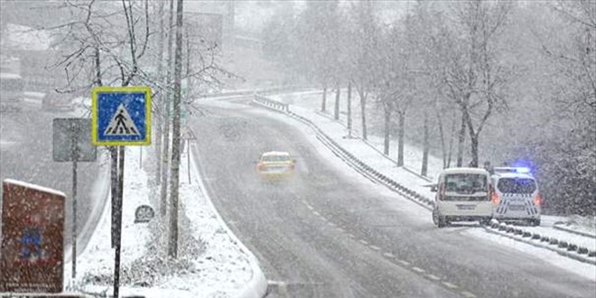 �stanbul'un baz� il�elerinde kar ya���� etkili oluyor