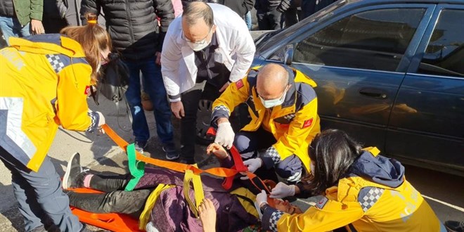 Ehliyetsiz sürücünün çarptığı kadına ilk müdahaleyi başhekim yaptı