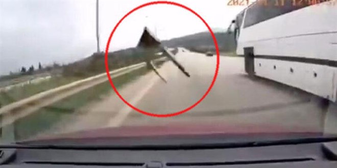 Otoyolda mucize kurtulu�! O anlar kamerada