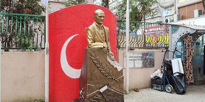 CHP'li İzmit Belediyesi'nden yap boz Atatürk heykeli