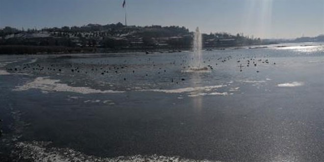 Ankara'da gller ve havuzlar buz tuttu