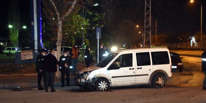 Kayseri'de otomobil sivil polis aracna arpt: 1 yaral