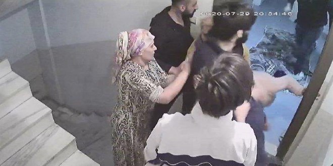 Evini büyütmesine izin vermediği komşusu tarafından dövüldü