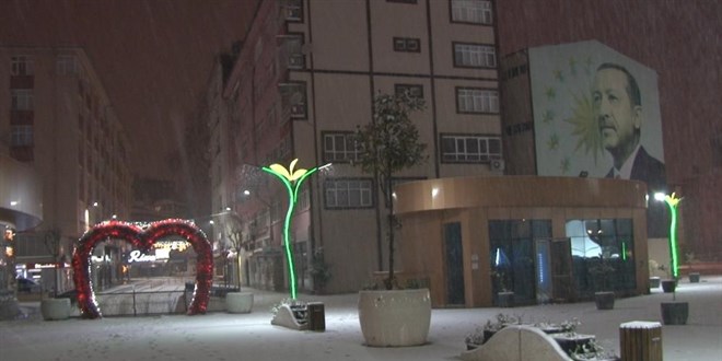 Gece başlayan kar yağışı şehir merkezini beyaza bürüdü