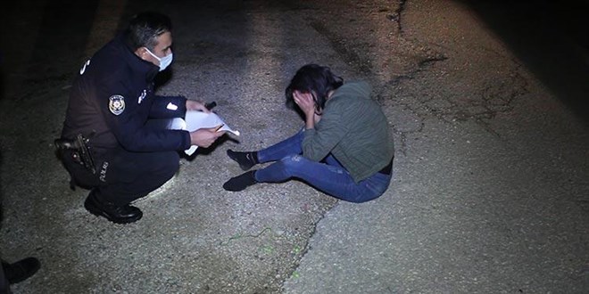 Adana'da bir kadın darbedilip otomobilden atıldı
