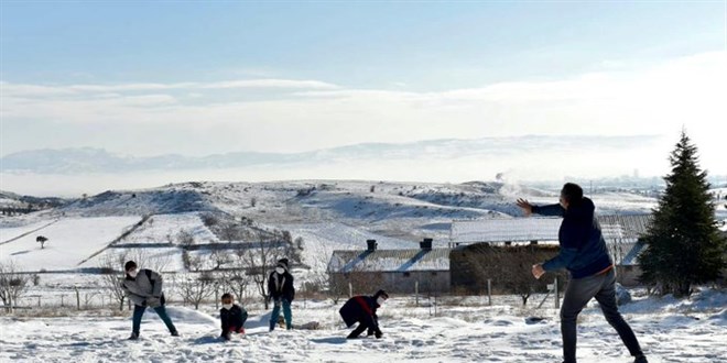 Bakan Selçuk, öğrencilerle kartopu oynadı