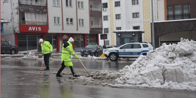 Trafik polisleri, aralarn kaymamas iin caddeyi kardan temizledi