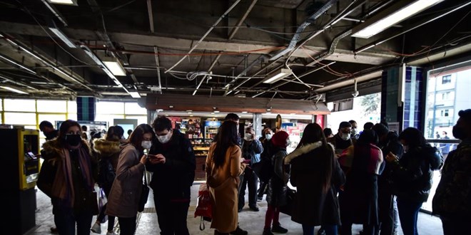 İstanbul'da metro ve metrobüslerde HES kodu kuyruğu