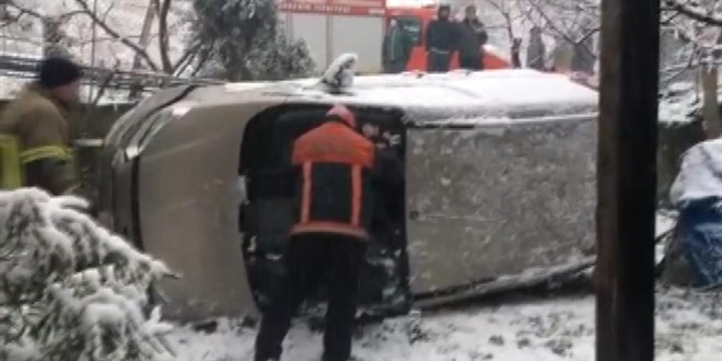 Buzlu yolda duramayan araç evin bahçesine böyle uçtu
