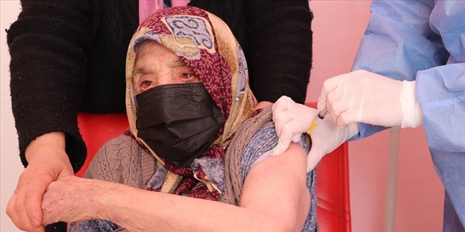 Denizli'de 103 yaşındaki kadın, Kovid-19 aşısı oldu