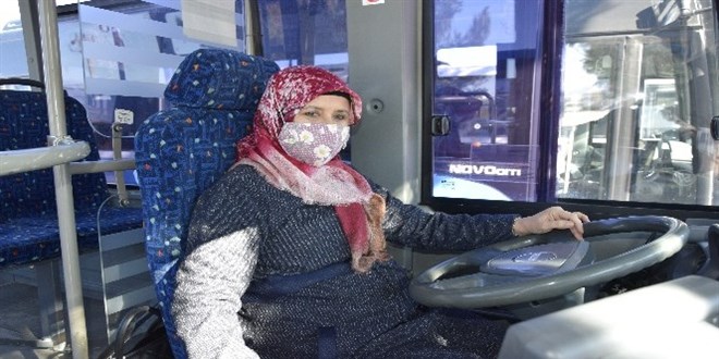 Burdur'un ilk kadın halk otobüsü şoförü direksiyona geçti