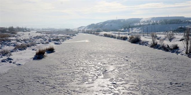 Trkiye'nin en uzun nehri ksmen buz tuttu