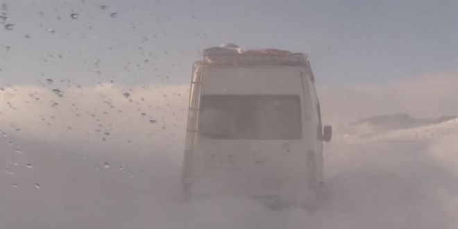 Kars'ta tipide mahsur kalan araçlardaki 30 kişi kurtarıldı