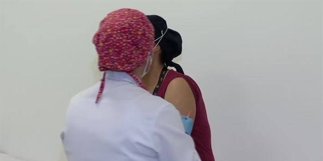 85 yaş üstü ile eczane çalışanları aşılanmaya başlandı