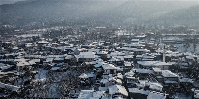 Bursa'nın yedi asırlık 'Osmanlı köyü'nde kar güzelliği