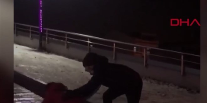 Buzda oynarken düştü, hafızasını kaybetti