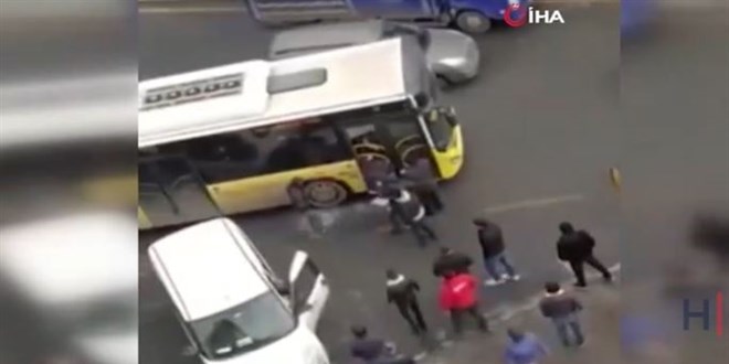 Trafikte belediye otobüsü şoförünün darp anı kamerada