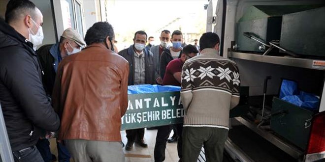 Antalya'da otomobil traktöre çarptı: 2 ölü